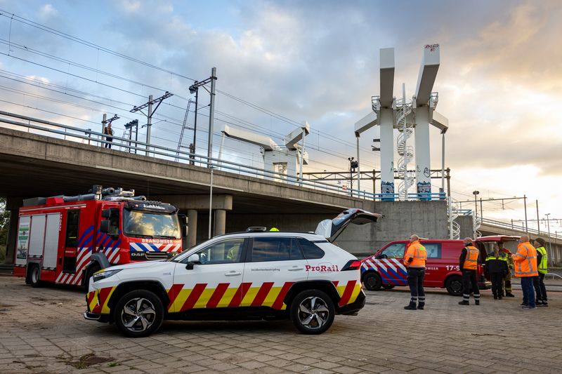 Brandstichting onder spoorviaduct in Rotterdam legt treinverkeer naar Delft de hele dag stil